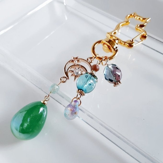 幻想的なパールチャームと宇宙モチーフが素敵な大ぶりサイズのお洒落キーホルダー(癒しのエメラルドグリーン)