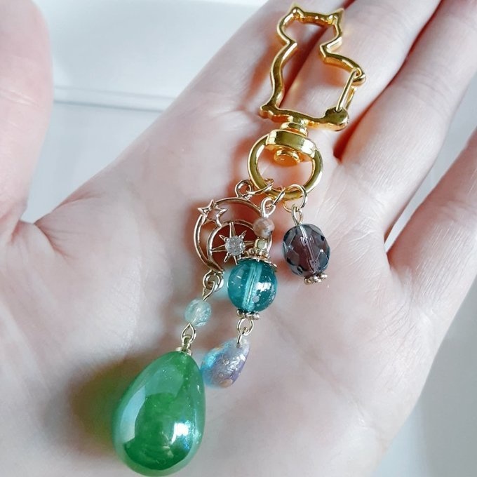 幻想的なパールチャームと宇宙モチーフが素敵な大ぶりサイズのお洒落キーホルダー(癒しのエメラルドグリーン)