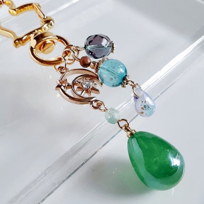 幻想的なパールチャームと宇宙モチーフが素敵な大ぶりサイズのお洒落キーホルダー(癒しのエメラルドグリーン)