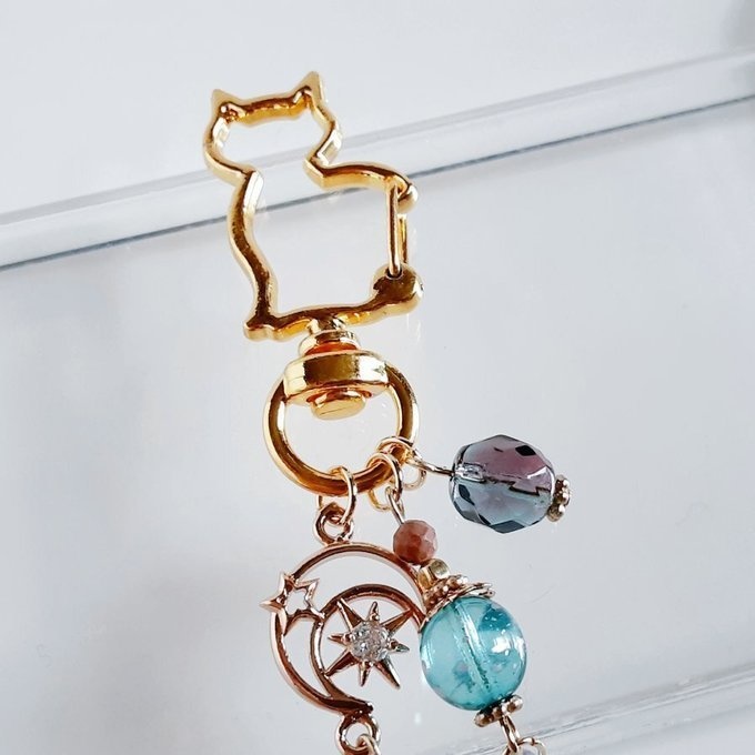 幻想的なパールチャームと宇宙モチーフが素敵な大ぶりサイズのお洒落キーホルダー(癒しのエメラルドグリーン)