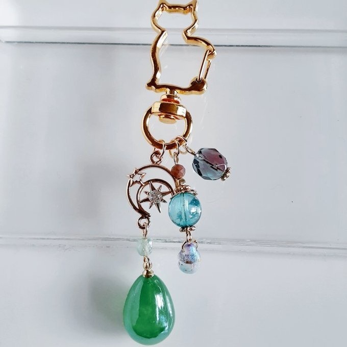 幻想的なパールチャームと宇宙モチーフが素敵な大ぶりサイズのお洒落キーホルダー(癒しのエメラルドグリーン)