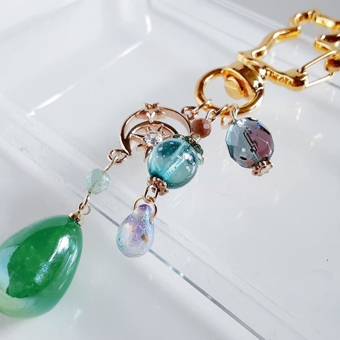 幻想的なパールチャームと宇宙モチーフが素敵な大ぶりサイズのお洒落キーホルダー(癒しのエメラルドグリーン)