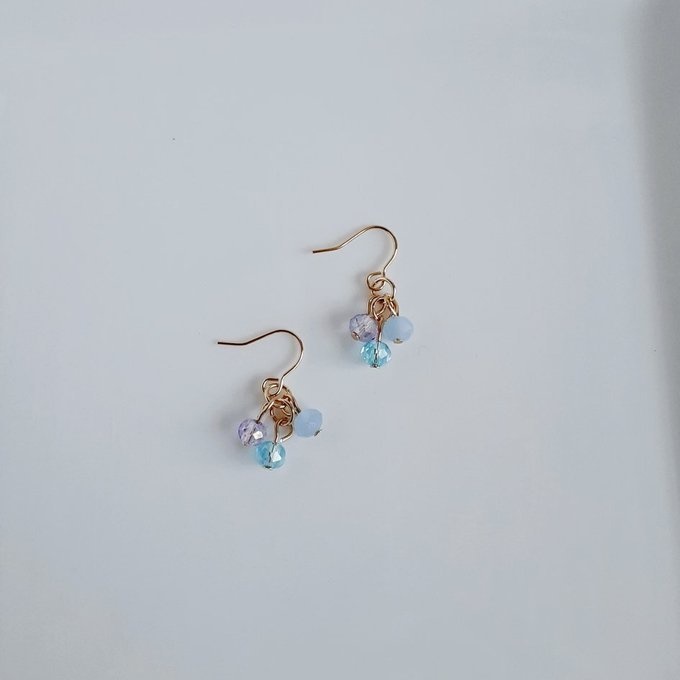 ガラスビーズのパープルブルー色のミニピアス/イヤリング