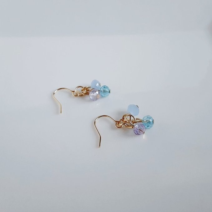 ガラスビーズのパープルブルー色のミニピアス/イヤリング