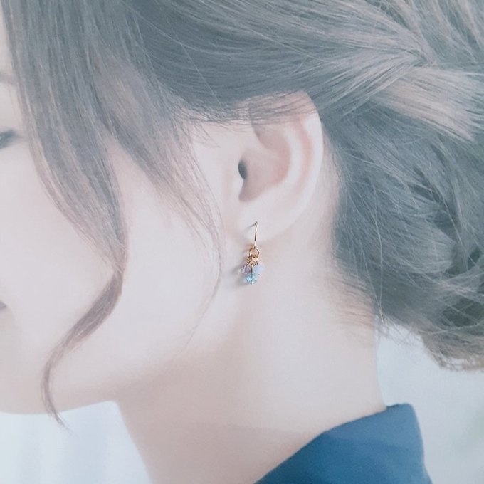 ガラスビーズのパープルブルー色のミニピアス/イヤリング