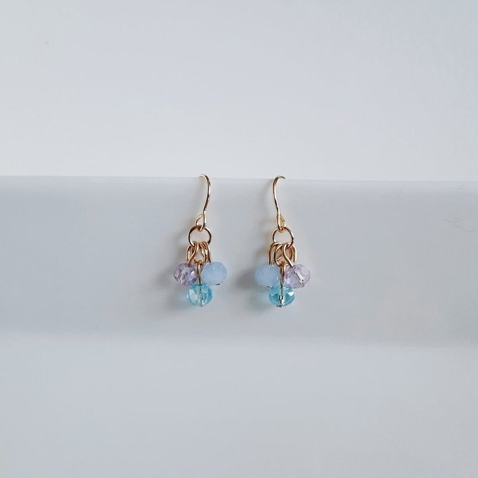 ガラスビーズのパープルブルー色のミニピアス/イヤリング