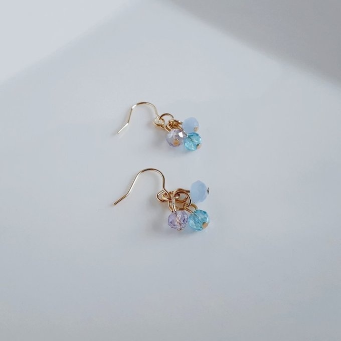 ガラスビーズのパープルブルー色のミニピアス/イヤリング