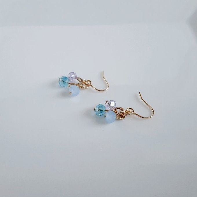 ガラスビーズのパープルブルー色のミニピアス/イヤリング