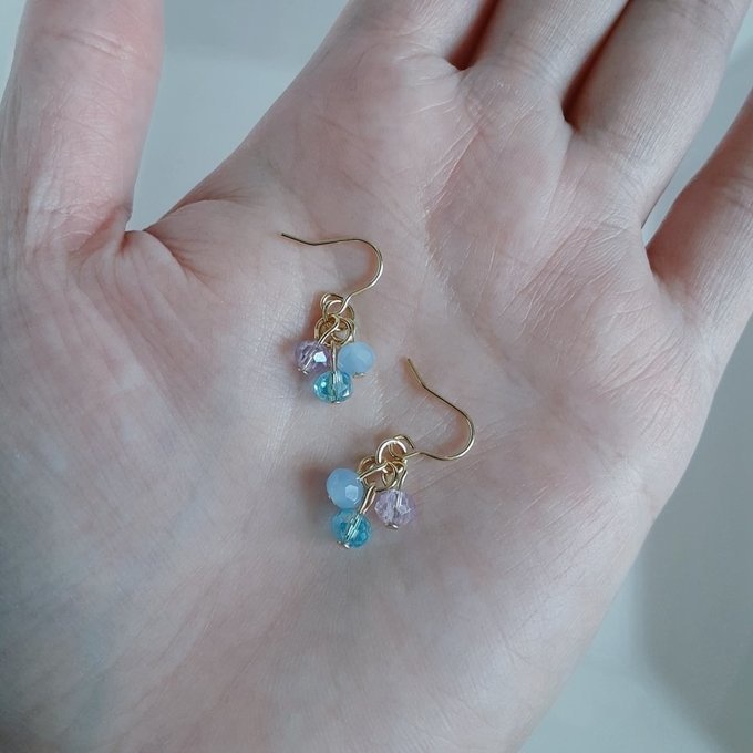 ガラスビーズのパープルブルー色のミニピアス/イヤリング