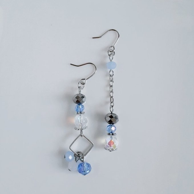 クリアブルーカラーのアシンメトリーピアス/イヤリング