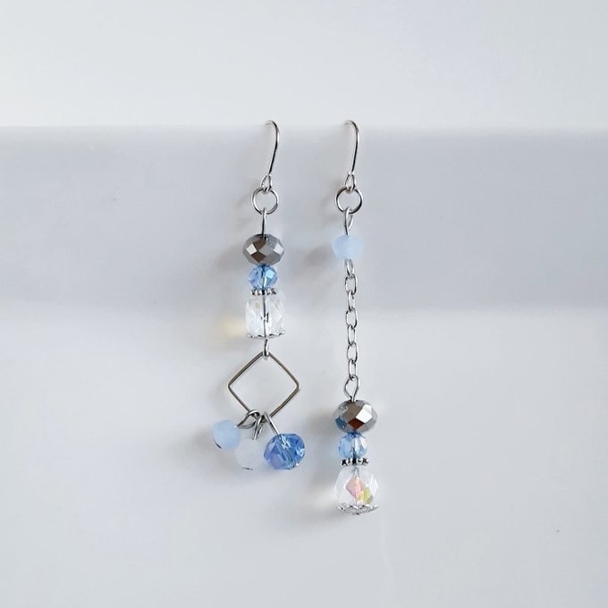 クリアブルーカラーのアシンメトリーピアス/イヤリング