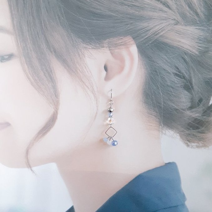 クリアブルーカラーのアシンメトリーピアス/イヤリング