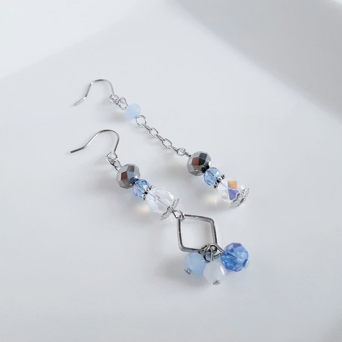 クリアブルーカラーのアシンメトリーピアス/イヤリング