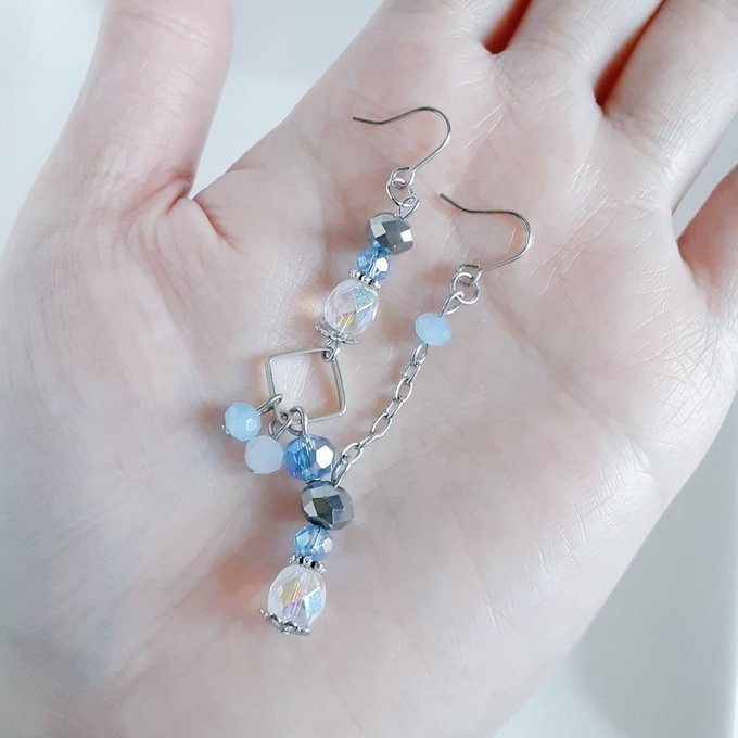 クリアブルーカラーのアシンメトリーピアス/イヤリング
