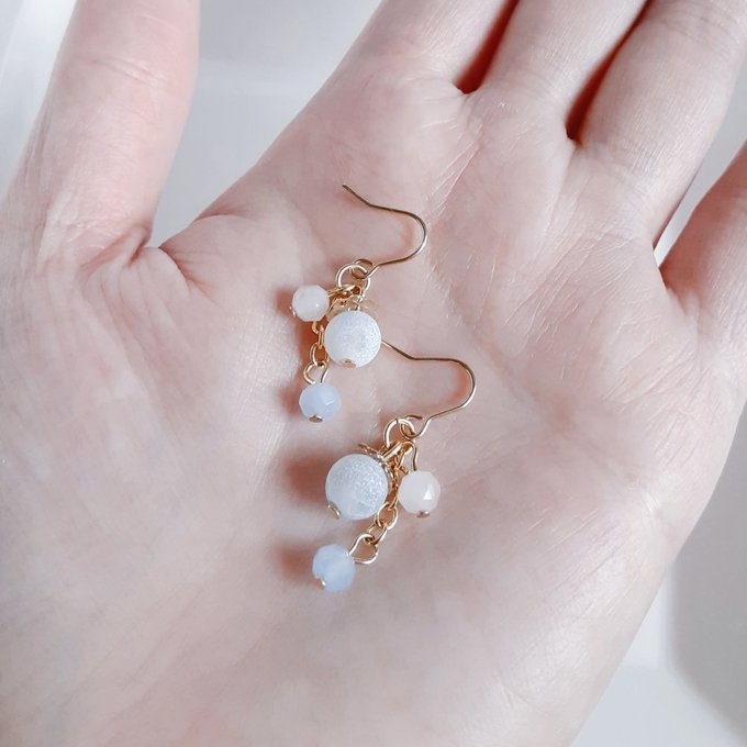 フロストブルーアゲートとローズクォーツとガラスビーズのちょいミニピアス/イヤリング