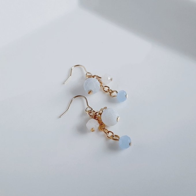 フロストブルーアゲートとローズクォーツとガラスビーズのちょいミニピアス/イヤリング