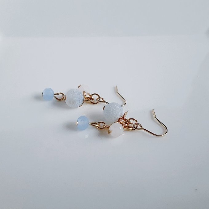 フロストブルーアゲートとローズクォーツとガラスビーズのちょいミニピアス/イヤリング