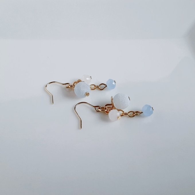 フロストブルーアゲートとローズクォーツとガラスビーズのちょいミニピアス/イヤリング