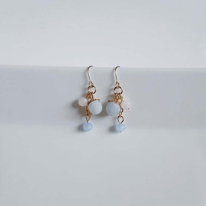 フロストブルーアゲートとローズクォーツとガラスビーズのちょいミニピアス/イヤリング