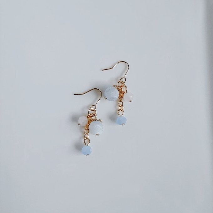 フロストブルーアゲートとローズクォーツとガラスビーズのちょいミニピアス/イヤリング