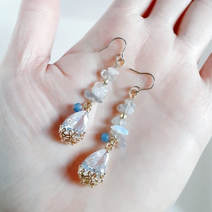 ぷっくりしずくフラワーのガラスチャームとラブラドライトの上品なピアス/イヤリング