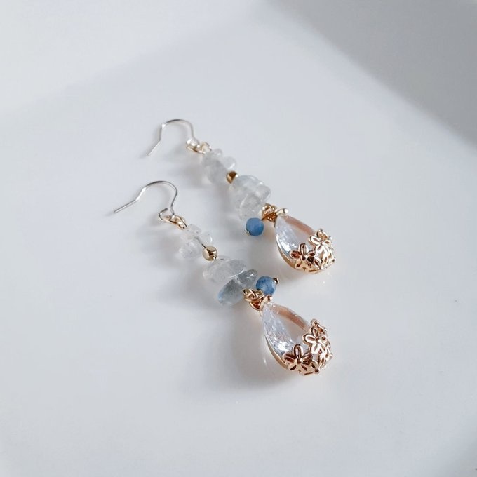 ぷっくりしずくフラワーのガラスチャームとラブラドライトの上品なピアス/イヤリング