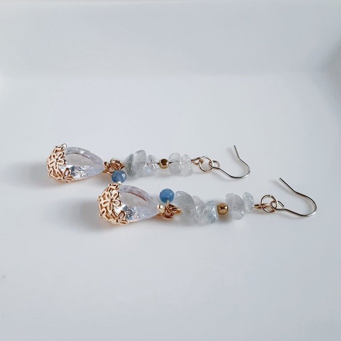 ぷっくりしずくフラワーのガラスチャームとラブラドライトの上品なピアス/イヤリング