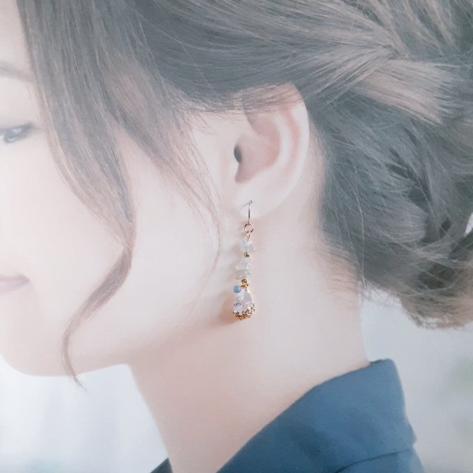 ぷっくりしずくフラワーのガラスチャームとラブラドライトの上品なピアス/イヤリング