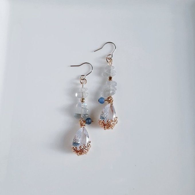 ぷっくりしずくフラワーのガラスチャームとラブラドライトの上品なピアス/イヤリング