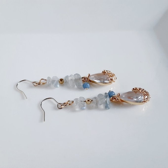 ぷっくりしずくフラワーのガラスチャームとラブラドライトの上品なピアス/イヤリング