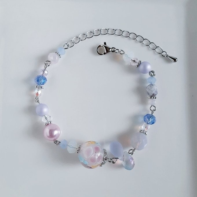 とんぼ玉ビーズと国産アクリルパールとチェコビーズとガラスビーズの淡いピンクブルー色ブレスレット