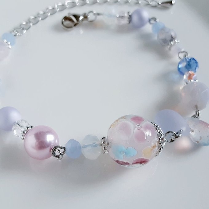 とんぼ玉ビーズと国産アクリルパールとチェコビーズとガラスビーズの淡いピンクブルー色ブレスレット