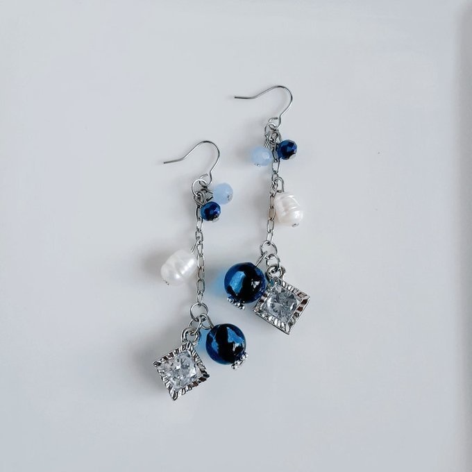 とんぼ玉ビーズとジルコニア風スクエアチャームと淡水パールが揺れるお洒落なロングピアス/イヤリング(深海ブルー)