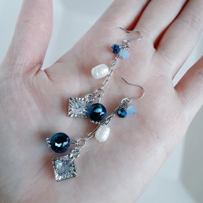 とんぼ玉ビーズとジルコニア風スクエアチャームと淡水パールが揺れるお洒落なロングピアス/イヤリング(深海ブルー)
