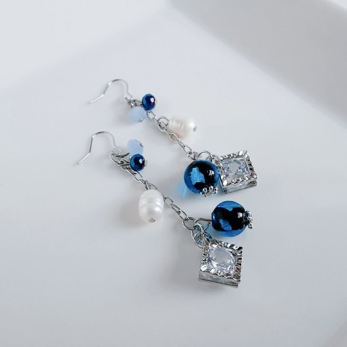とんぼ玉ビーズとジルコニア風スクエアチャームと淡水パールが揺れるお洒落なロングピアス/イヤリング(深海ブルー)