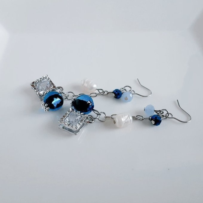 とんぼ玉ビーズとジルコニア風スクエアチャームと淡水パールが揺れるお洒落なロングピアス/イヤリング(深海ブルー)