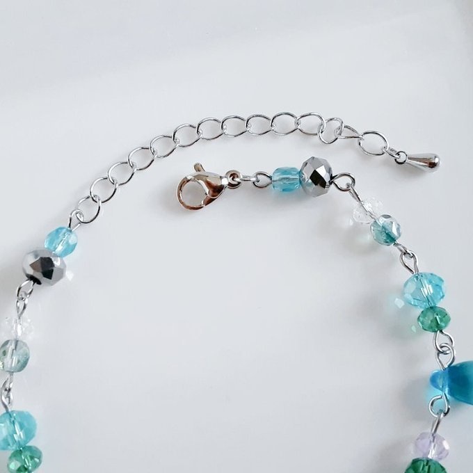 しずくとガラスビーズの幻想的なアクアブルーカラーのグラデーション風ブレスレット