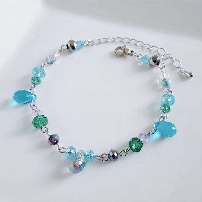 しずくとガラスビーズの幻想的なアクアブルーカラーのグラデーション風ブレスレット