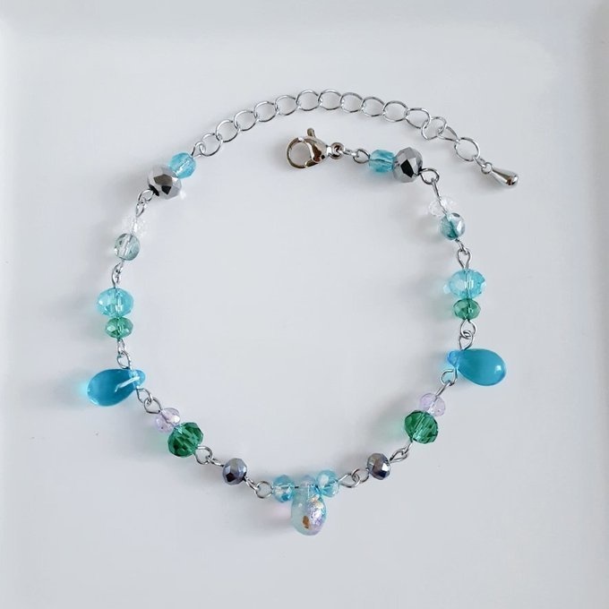 しずくとガラスビーズの幻想的なアクアブルーカラーのグラデーション風ブレスレット