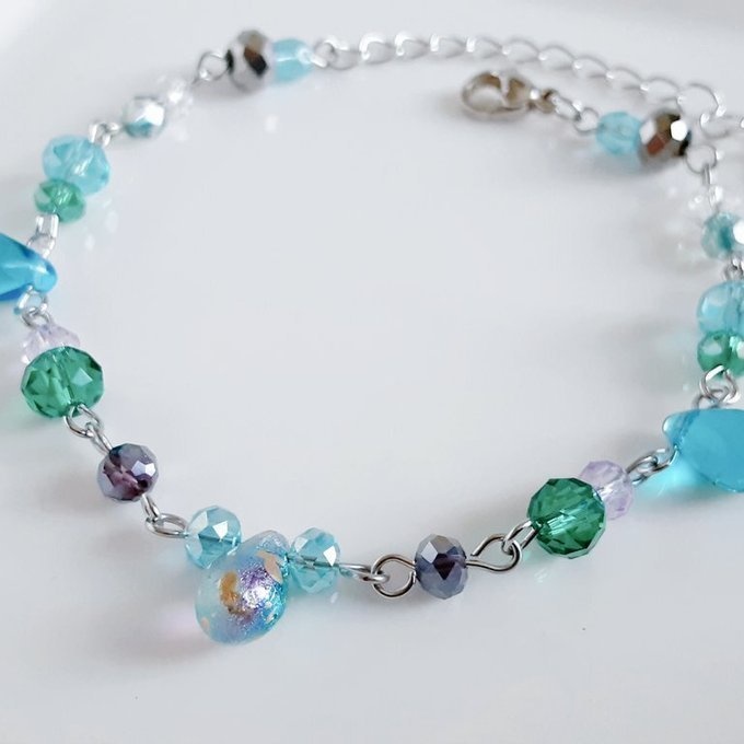 しずくとガラスビーズの幻想的なアクアブルーカラーのグラデーション風ブレスレット