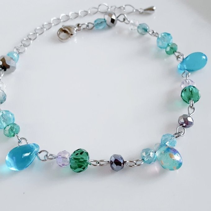 しずくとガラスビーズの幻想的なアクアブルーカラーのグラデーション風ブレスレット