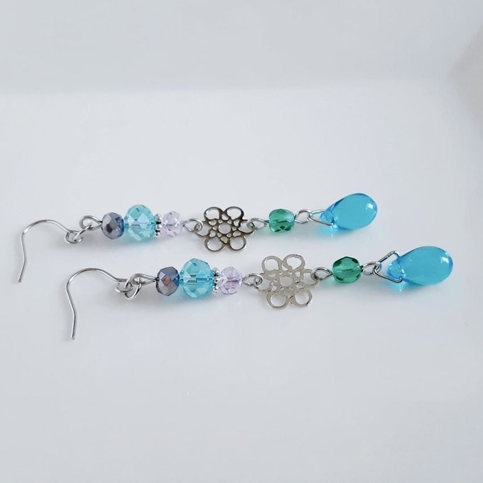 お花の透かしとガラスビーズの幻想的なアクアブルーカラーのピアス/イヤリング