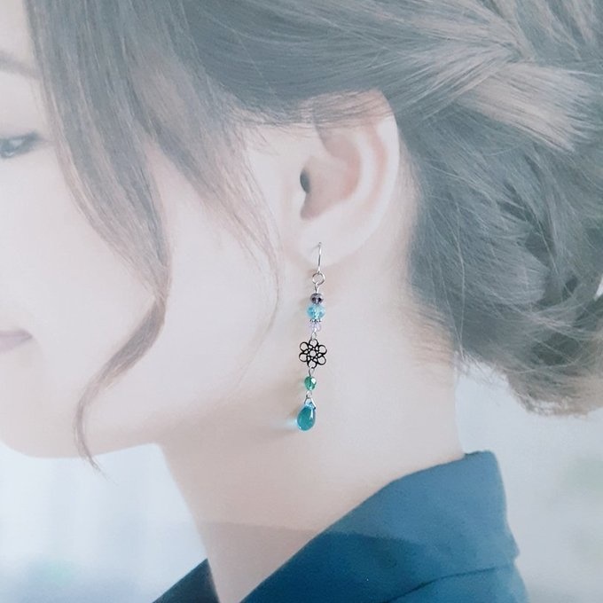 お花の透かしとガラスビーズの幻想的なアクアブルーカラーのピアス/イヤリング