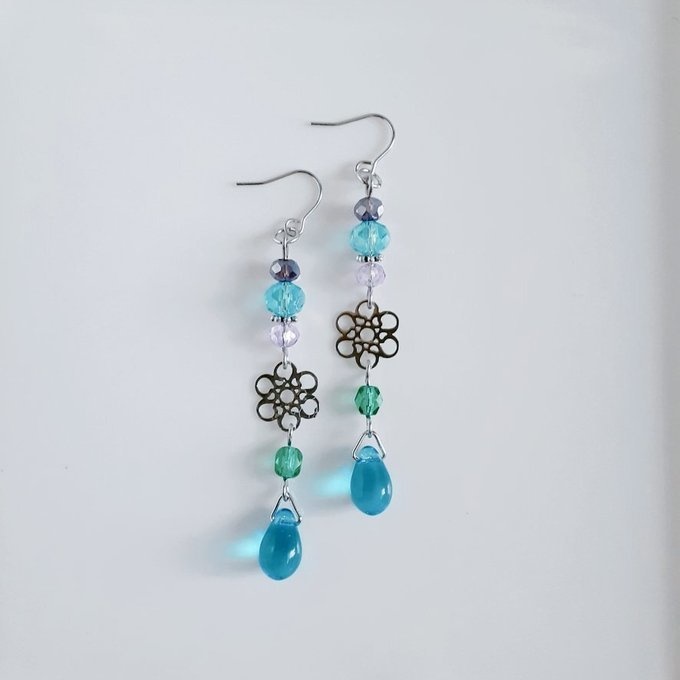 お花の透かしとガラスビーズの幻想的なアクアブルーカラーのピアス/イヤリング