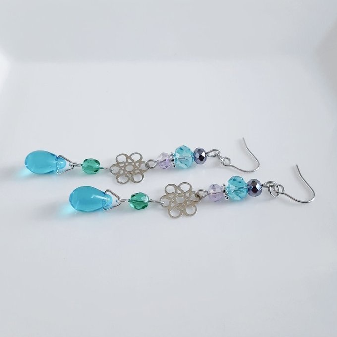 お花の透かしとガラスビーズの幻想的なアクアブルーカラーのピアス/イヤリング