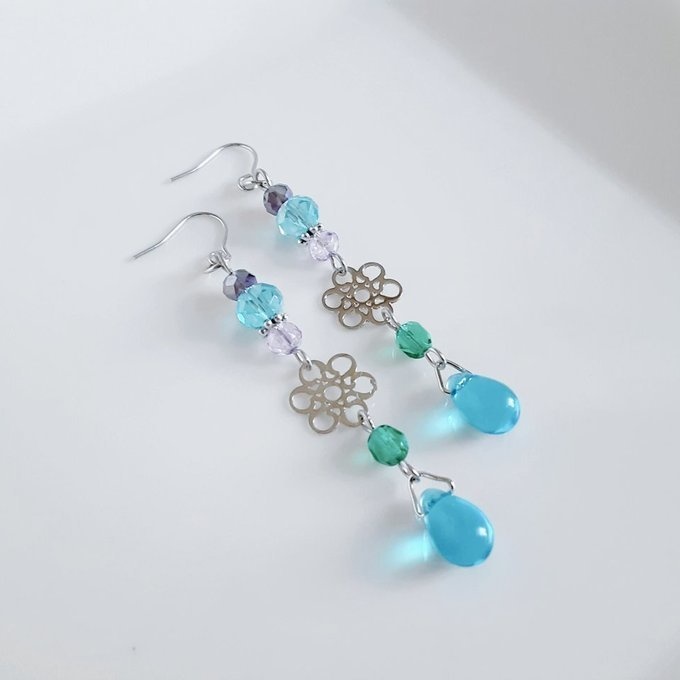 お花の透かしとガラスビーズの幻想的なアクアブルーカラーのピアス/イヤリング