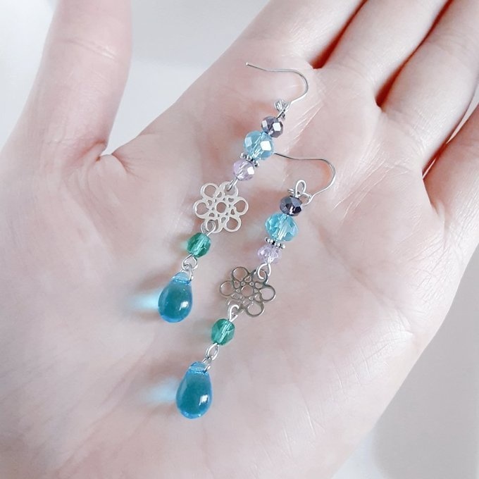 お花の透かしとガラスビーズの幻想的なアクアブルーカラーのピアス/イヤリング