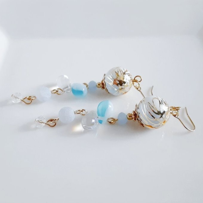 和を感じる☆唐草ビーズとしずくビーズのスカイブルー色のロングピアス/イヤリング