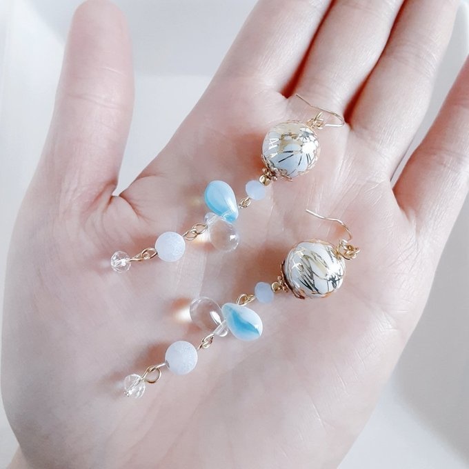 和を感じる☆唐草ビーズとしずくビーズのスカイブルー色のロングピアス/イヤリング