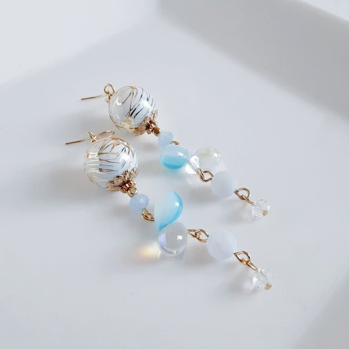 和を感じる☆唐草ビーズとしずくビーズのスカイブルー色のロングピアス/イヤリング